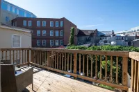 Charming 4 bedroom home just steps to the water! - 방갈로