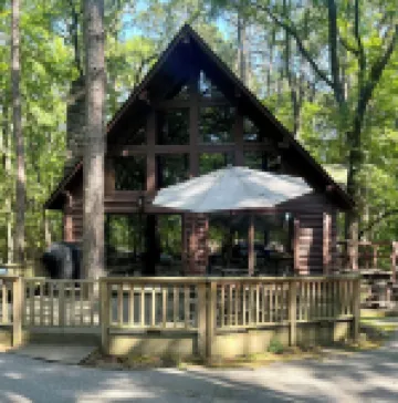 “The Honeymooner” A quaint lil cabin in the woods at Tannenbaum!