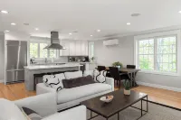 Beautifully Appointed 3-Bedroom Apartment w/Roofdeck, Central Andover location