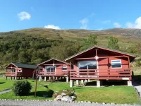 Dog-friendly lochside chalet with balcony, stunning mountain views! Hotels in 