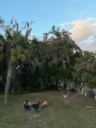 Waterfront home with dock and boat ramp Отели рядом с достопримечательностью «American Pro Diving Center-Swim With Manatees»