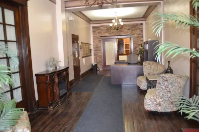 Historic Downtown Apt Steps from Eateries & Wvu モーガンタウン公共図書館周辺のホテル