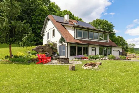 Toymaker Farm: Bright Private Oasis in Saugerties