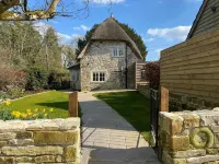 Luxury Interior Designed Retreat ❃ w/Tennis Court, Garden and Rural Views