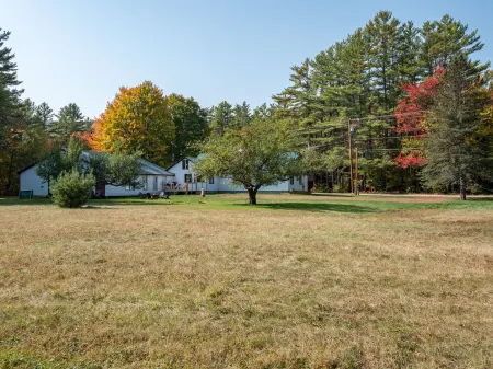 "Spacious Maine Retreat near Sunday River with Hot Tub, Fire Pit & Pet-Friendly! Отели в г. Ньюри