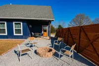 Come stay at Two Lakes Cottage just minutes away from Bois d’Arc Lake