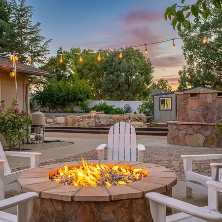 4,500 sq-ft retreat with a pool and hot tub in the middle of wine country!