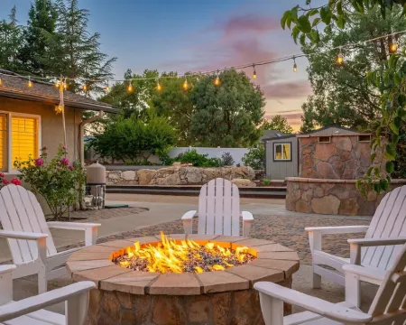 4,500 sq-ft retreat with a pool and hot tub in the middle of wine country! Hoteles en Templeton