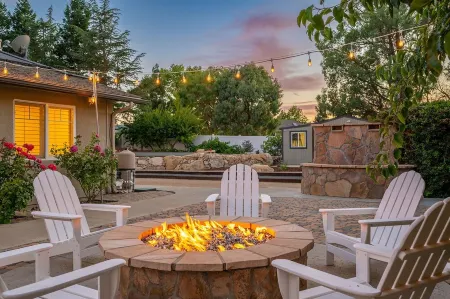 4,500 sq-ft retreat with a pool and hot tub in the middle of wine country!
