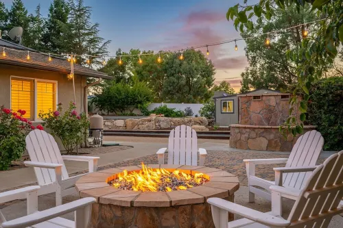 4,500 sq-ft retreat with a pool and hot tub in the middle of wine country! Hotels in Templeton
