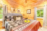 Private retreat with Nature at its best! Hot Tub, Lake & ski, Arcade & Games.