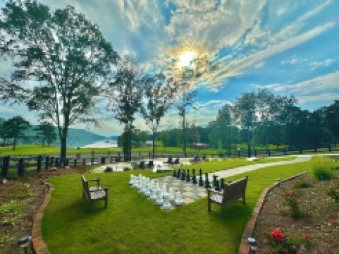 Escape to "Studio B Lake, Pool, Splash Pad, Hot Tub, Kayaks, fire pit, etc