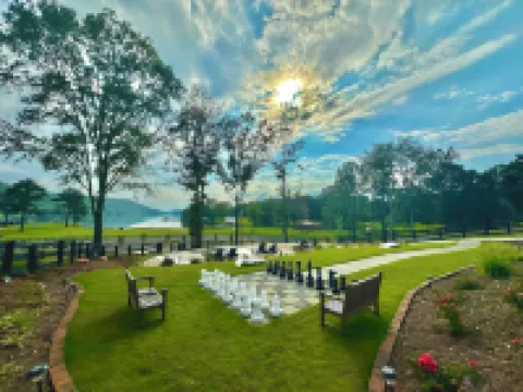 Escape to “Studio A Lake, Pool, Splash Pad, Hot Tub, Kayaks, Fire Pit, Etc