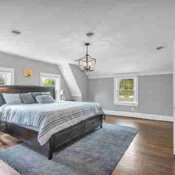 Walk to shopping, Charming Modern European cottage with huge deck Rooms