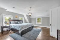 Walk to shopping, Charming Modern European cottage with huge deck