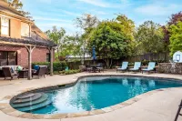 PARADISE FOUND<br>Lakefront - Pool - Beautiful Views