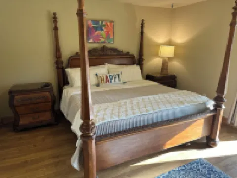 End of Summer Special Aug & Sept! Sleeps 10 Book two nights & 3rd night is free!