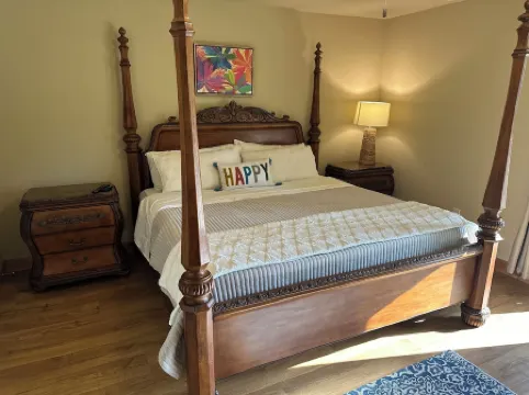 End of Summer Special Aug & Sept! Sleeps 10 Book two nights & 3rd night is free!