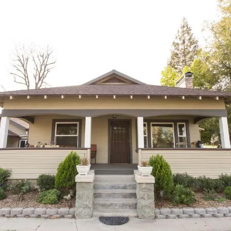 UNWIND ON VINE- A Beautiful Place to Stay and Short Walk to Downtown