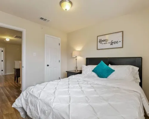 20% OFF Updated 3BR 2.5BTH Townhome - Pet-friendly - Fast WiFi-Driveaway Parking Hotels in Selma