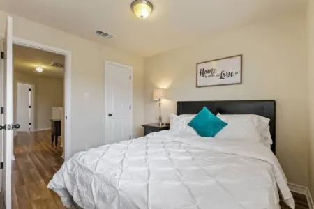 20% OFF Updated 3BR 2.5BTH Townhome - Pet-friendly - Fast WiFi-Driveaway Parking