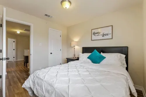 20% OFF Updated 3BR 2.5BTH Townhome - Pet-friendly - Fast WiFi-Driveaway Parking