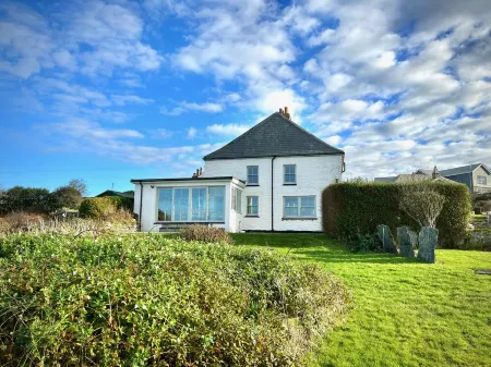 Lovely four bedroom house with spectacular panoramic views of Cornwall coastline