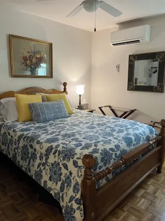 The Rosa Linda 2 blocks to Historic Downtown Square. Centrally located.