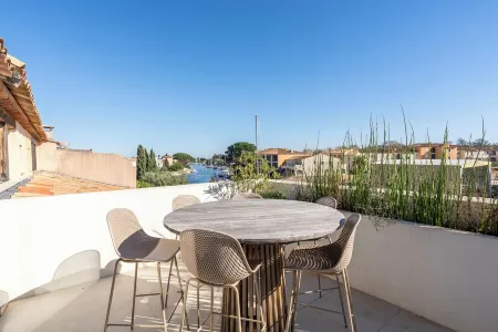 Villa Rénovée Avec Piscine et Amarrage, Dans Domaine Sécurité, Avec Plage à 5 mn Отели рядом с достопримечательностью «Camping Les Mûres»