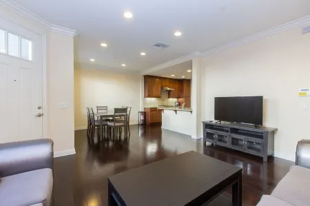 Cozy 3-bedroom townhome in charming Arcadia/Pasadena with AC, WiFi Отели рядом с достопримечательностью «Заповедник Пек Роуд Уотер»