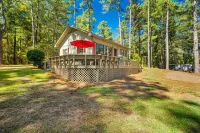 Woodland Cottage on Hidden Pond Hotels near Hattiesburg–Laurel Regional Airport