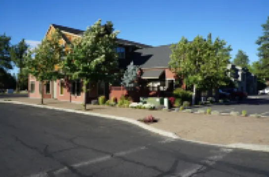 5 Star, 1 Level, Downtown, Quiet, Great View, Walk, Cozy, Pet Friendly, Enjoy!