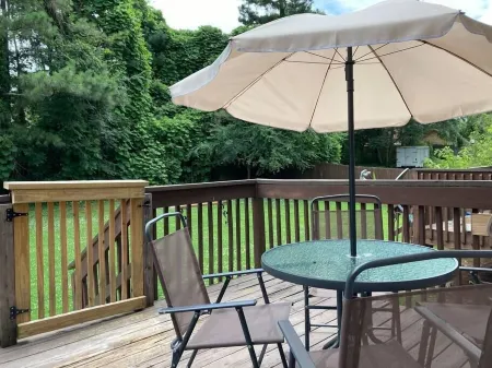 Renovated Townhome with Two King Beds & Sep Bath