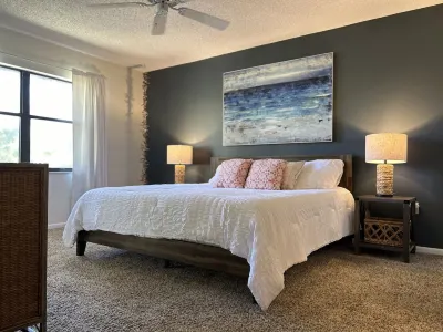 "The Salty Sugaree"-6 miles to beach, 1 mile to IMG, & multiple resort pools!