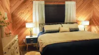 Gorgeous Lakefront Getaway - Innsbrook Chalet with Outdoor Spa!