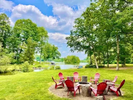 Lakefront Cabin Boat slip Wifi Fishing Firepit