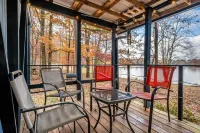 Secluded Lakefront Retreat: Fishing/Kayak/Paddleboard/Pets are Welcome