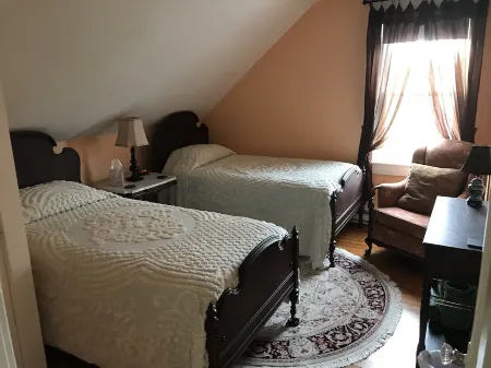 Historic Bristol Town Center Apartment