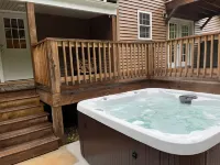 Roudy’s Retreat: Secluded Mountain Cabin with Hot Tub and Private Pond