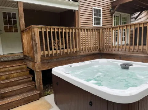 Roudy’s Retreat: Secluded Mountain Cabin with Hot Tub and Private Pond