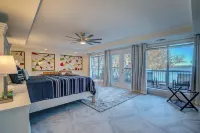 Million Dollar Lake house with Hot tub, King bed Fast Wi-Fi