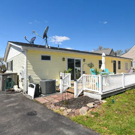 Waterfront with spectacular view, close to restaurants and bars