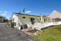 Waterfront with spectacular view, close to restaurants and bars