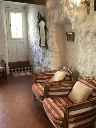 Classic Vieil Antibes House With Roof Terrace Offering Sea Views Отели рядом с достопримечательностью «Пляж де ла Гаруп»