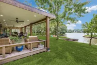 Luxury Lakefront Oasis - Kayaks, Views & Games