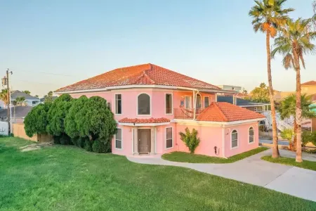 Beachside Paradise Pool, Spa, Fire pit, Game room Отели рядом с достопримечательностью «Sea Turtle, Inc.»