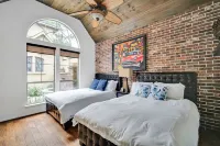 Luxury Lake Woodlands Retreat, with Tropical Heated Pool, Jacuzzi & Cinema!