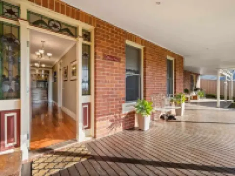 "Huonview" House on the Hill. Views for miles. 5 mins from CBD Hotels in Wodonga