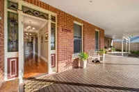 "Huonview" House on the Hill. Views for miles. 5 mins from CBD Hotels in Wodonga