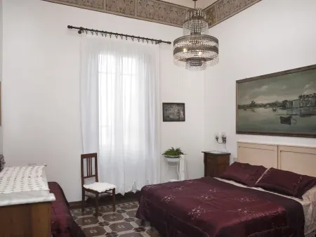 Butterfly house. Apartment in Villa. Shared swimming pool and large park